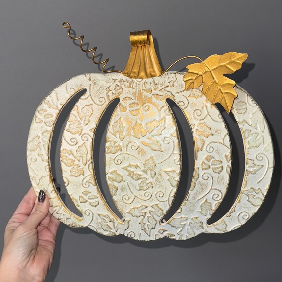 Fall Pumpkin Decor - Picture 2 of 4